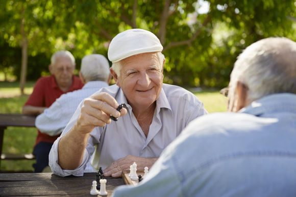 пенсионеры играют в шахматы